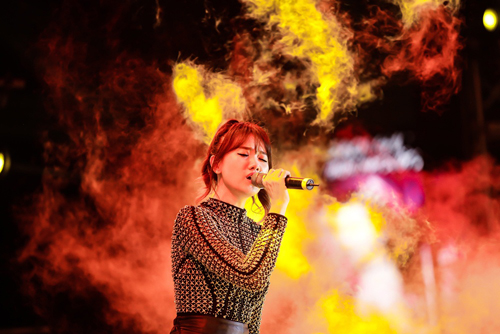 Theo chồng không bỏ cuộc chơi, Hari Won còn chạy show nhiều hơn thời độc thân - 3