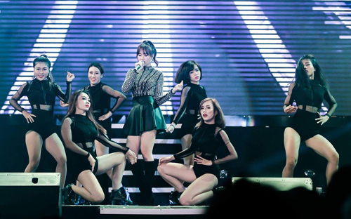 Theo chồng không bỏ cuộc chơi, Hari Won còn chạy show nhiều hơn thời độc thân - 1