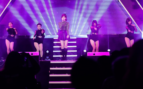 Theo chồng không bỏ cuộc chơi, Hari Won còn chạy show nhiều hơn thời độc thân - 2