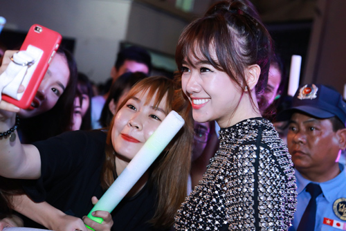 Theo chồng không bỏ cuộc chơi, Hari Won còn chạy show nhiều hơn thời độc thân - 10