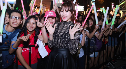 Theo chồng không bỏ cuộc chơi, Hari Won còn chạy show nhiều hơn thời độc thân - 5