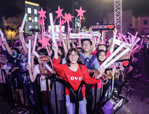 Theo chồng không bỏ cuộc chơi, Hari Won còn chạy show nhiều hơn thời độc thân - 4