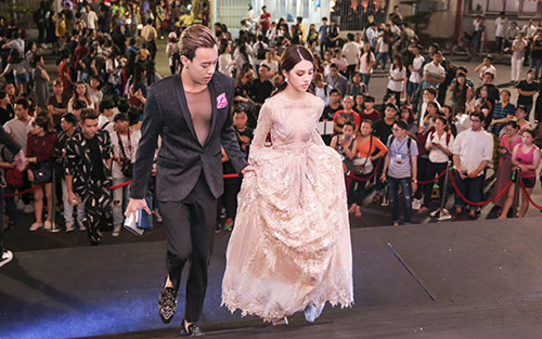 Jolie Nguyễn đẹp kiêu sa, nổi bật bên 2 amp;#34;bà mẹ bỉm sữaamp;#34; đình đám của showbiz - 2