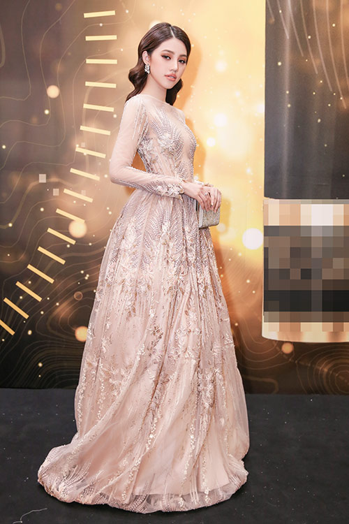 Jolie Nguyễn đẹp kiêu sa, nổi bật bên 2 amp;#34;bà mẹ bỉm sữaamp;#34; đình đám của showbiz - 6