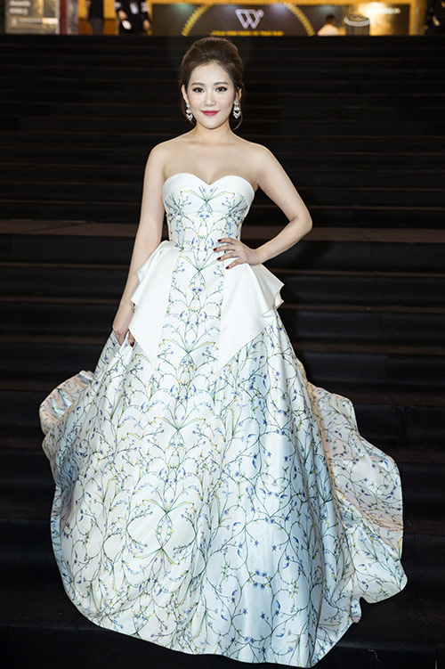 Jolie Nguyễn đẹp kiêu sa, nổi bật bên 2 amp;#34;bà mẹ bỉm sữaamp;#34; đình đám của showbiz - 16