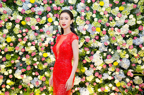 Nam Em đẹp ngọt ngào, được chị em Hằng Nguyễn, Hà Thu tháp tùng đi nhận giải - 9