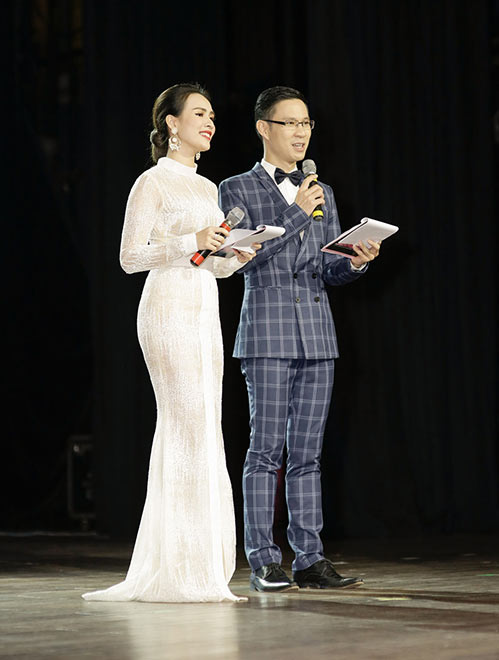 Nam Em đẹp ngọt ngào, được chị em Hằng Nguyễn, Hà Thu tháp tùng đi nhận giải - 13