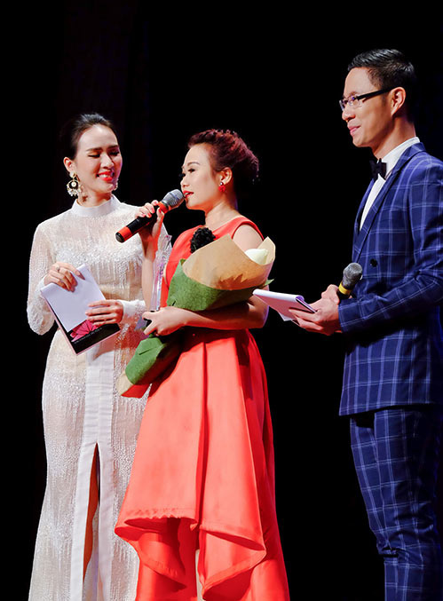 Nam Em đẹp ngọt ngào, được chị em Hằng Nguyễn, Hà Thu tháp tùng đi nhận giải - 14