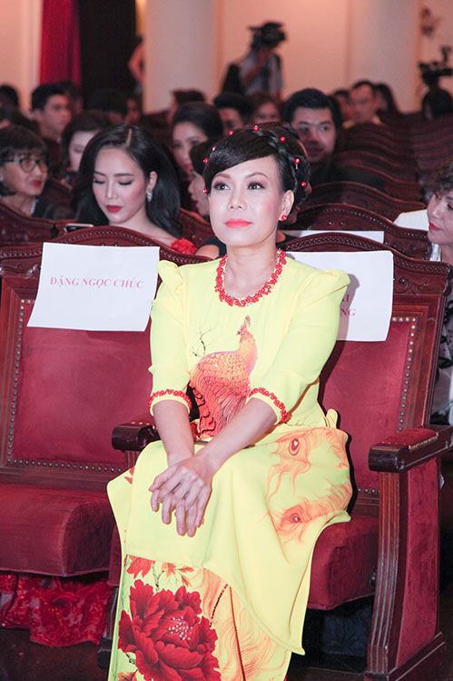 Nam Em đẹp ngọt ngào, được chị em Hằng Nguyễn, Hà Thu tháp tùng đi nhận giải - 17