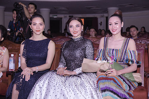 Nam Em đẹp ngọt ngào, được chị em Hằng Nguyễn, Hà Thu tháp tùng đi nhận giải - 16