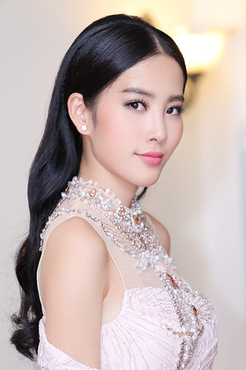 Nam Em đẹp ngọt ngào, được chị em Hằng Nguyễn, Hà Thu tháp tùng đi nhận giải - 3