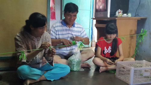 Tình yêu khó tin của đôi vợ chồng mù đèo nhau đi bán chổi - 1