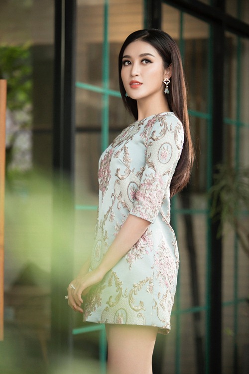 Á hậu Huyền My chăm chỉ chạy show đến ngày 25 Tết âm lịch - 7