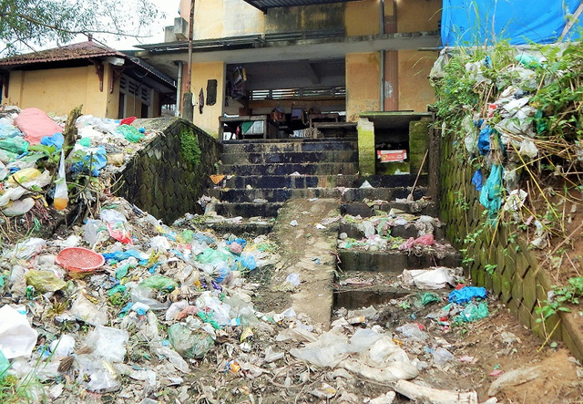 Thừa Thiên Huế: Cuộc sống đảo lộn vì bãi rác tại chợ Tuần - 1