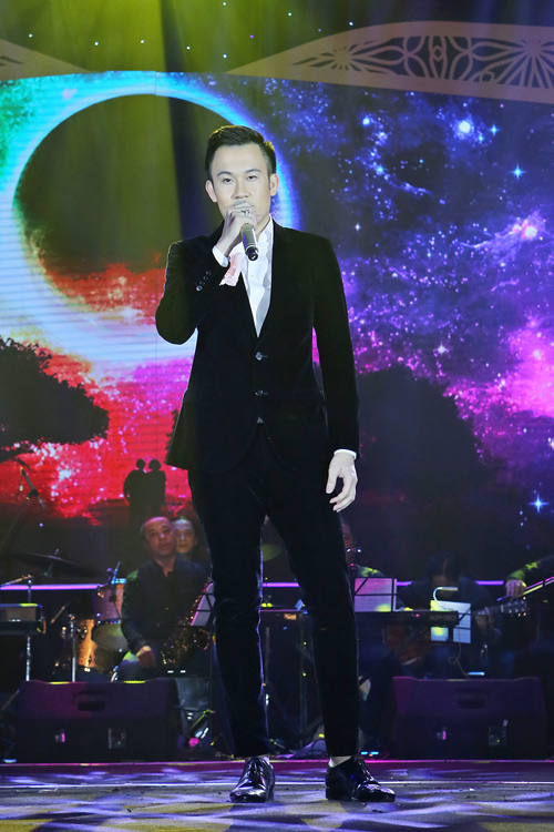 Hồ Lệ Thu quá đỗi gợi cảm, ôm chặt Đàm Vĩnh Hưng trong hậu trường - 12