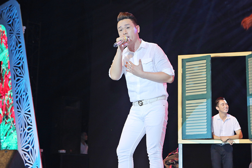 Hồ Lệ Thu quá đỗi gợi cảm, ôm chặt Đàm Vĩnh Hưng trong hậu trường - 8