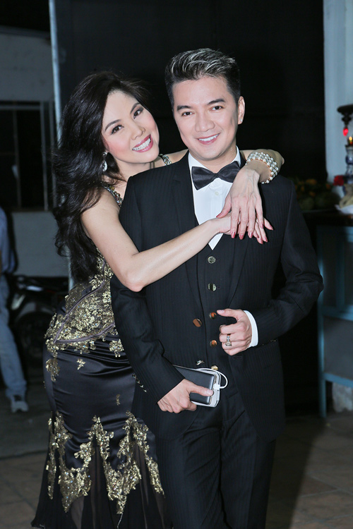 Hồ Lệ Thu quá đỗi gợi cảm, ôm chặt Đàm Vĩnh Hưng trong hậu trường - 1