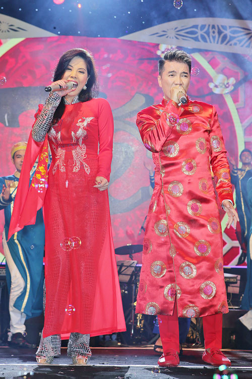 Hồ Lệ Thu quá đỗi gợi cảm, ôm chặt Đàm Vĩnh Hưng trong hậu trường - 15