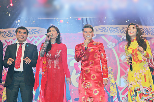 Hồ Lệ Thu quá đỗi gợi cảm, ôm chặt Đàm Vĩnh Hưng trong hậu trường - 16