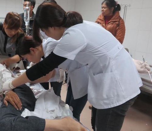 Lật xe ở Nghệ An 14 người nhập viện: Hành khách kể lại giây phút sinh tử - 1