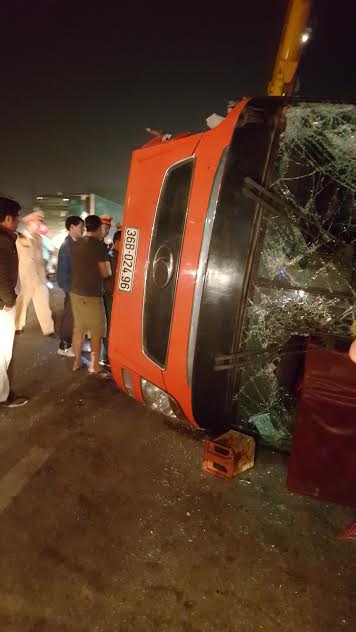 Lật xe ở Nghệ An 14 người nhập viện: Hành khách kể lại giây phút sinh tử - 5