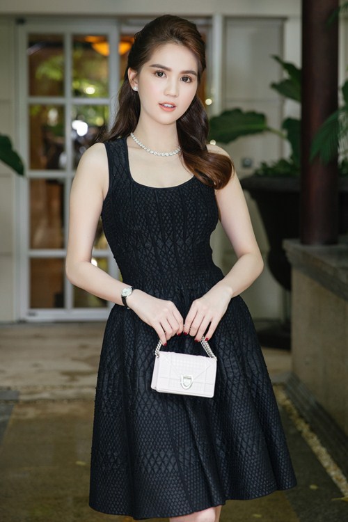 Ngọc Trinh kín đáo vẫn nổi bật nhờ làn da trắng mịn tại sự kiện - 2