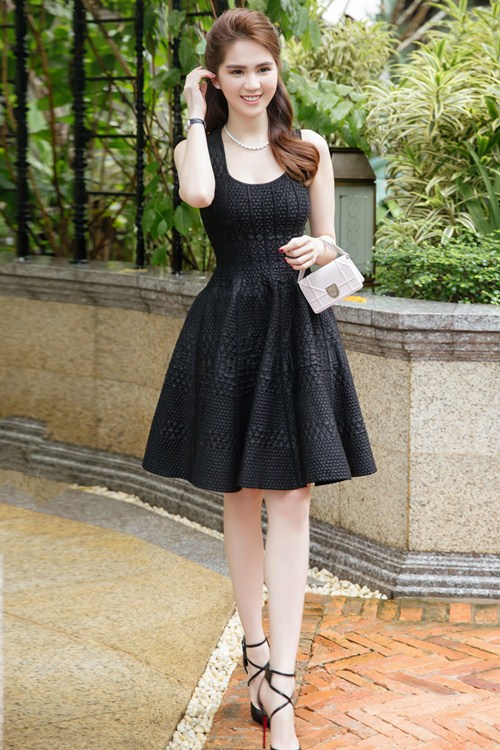 Ngọc Trinh kín đáo vẫn nổi bật nhờ làn da trắng mịn tại sự kiện - 4