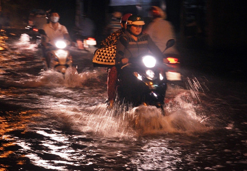 Người Sài Gòn “bơi” trong nước đen ngòm để về nhà - 1