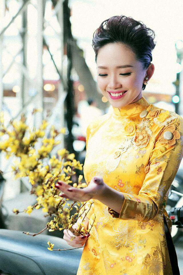 Học sao Việt cách mặc áo dài vừa tôn dáng vừa sang chảnh chơi Tết - 7