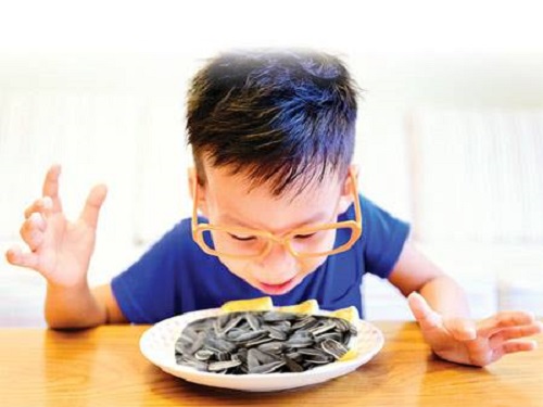 Chuyên gia hướng dẫn cách sơ cứu trẻ bị hóc thạch, hạt hướng dương ngày Tết - 1