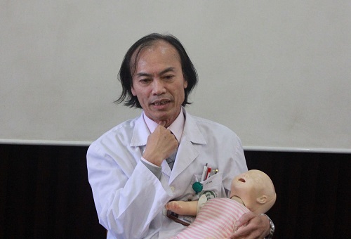 Chuyên gia hướng dẫn cách sơ cứu trẻ bị hóc thạch, hạt hướng dương ngày Tết - 2