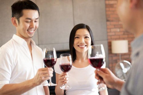 Ăn gì trước khi uống rượu để không bị say? - 1