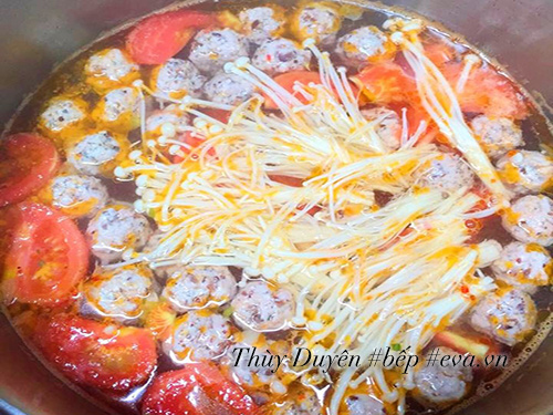 Bát canh mọc thịt nấm kim châm nóng hổi đã hoàn thành