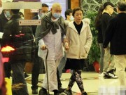 Làng sao - Tỷ phú Hongkong mệt mỏi chống gậy đi khám bệnh cùng vợ trẻ