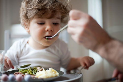 Chuẩn bị cho con ăn dặm, mẹ hãy sẵn sàng ghi nhớ 8 điều sau - 2