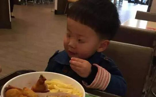 Mẹ mải xem điện thoại, con 4 tuổi bị xe đạp điện trong khu vui chơi cán qua đầu biến dạng - 2