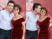 Làng sao - Quốc Thiên tình tứ hôn Uyên Linh giữa sự kiện