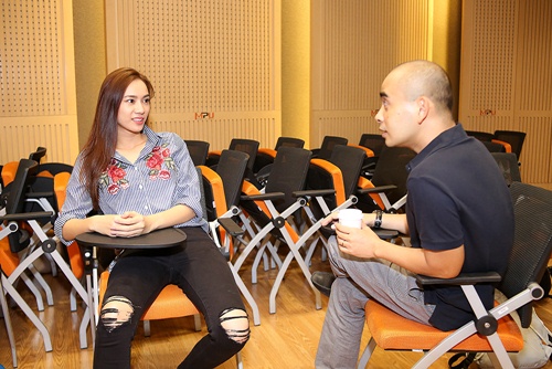 Nhạc sĩ Đức Trí trìu mến nhìn Trương Kiều Diễm tập hát - 6