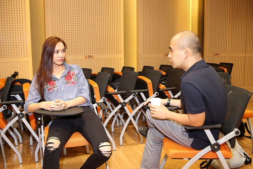 Nhạc sĩ Đức Trí trìu mến nhìn Trương Kiều Diễm tập hát - 7