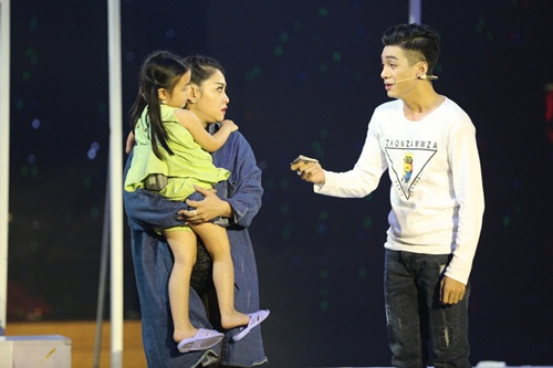 Cười xuyên Việt tập 11: Bà xã của Gia Bảo sụt sùi khóc khi chồng diễn - 15