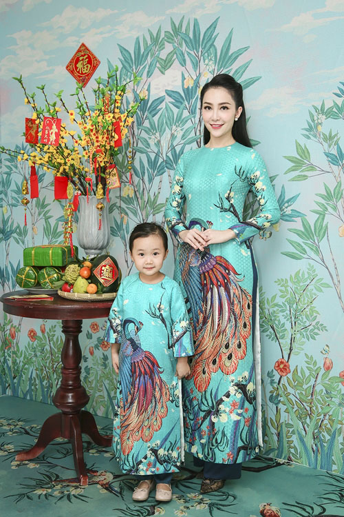 Các sao nhí amp;#34;gọi mùa xuân vềamp;#34; với áo dài sặc sỡ - 14