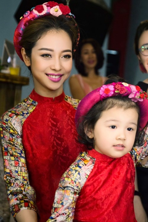 Các sao nhí amp;#34;gọi mùa xuân vềamp;#34; với áo dài sặc sỡ - 3