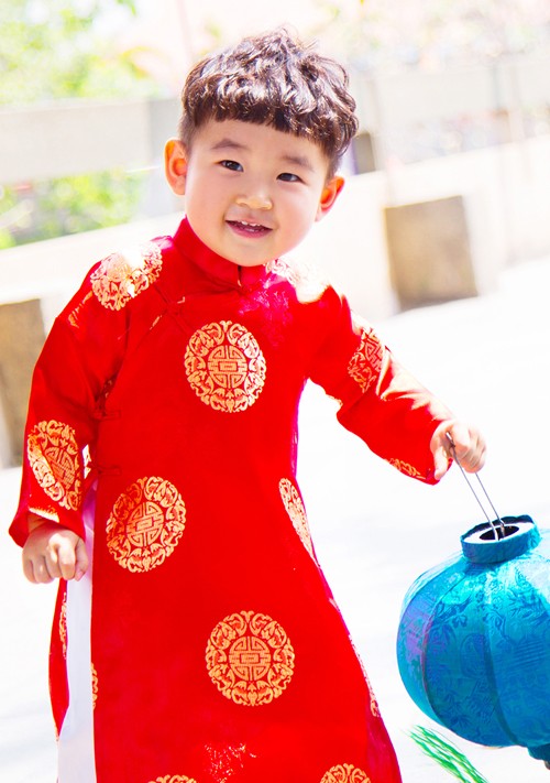 Các sao nhí amp;#34;gọi mùa xuân vềamp;#34; với áo dài sặc sỡ - 7