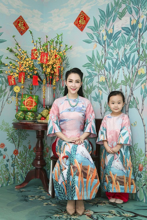 Các sao nhí amp;#34;gọi mùa xuân vềamp;#34; với áo dài sặc sỡ - 13