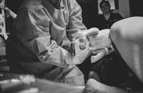 Khoảnh khắc bé lọt lòng mẹ, nước ối bắn tung tóe khiến bác sĩ đỡ đẻ giật bắn mình - 3