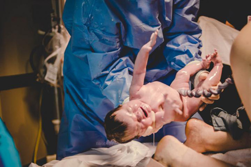 Khoảnh khắc bé lọt lòng mẹ, nước ối bắn tung tóe khiến bác sĩ đỡ đẻ giật bắn mình - 4