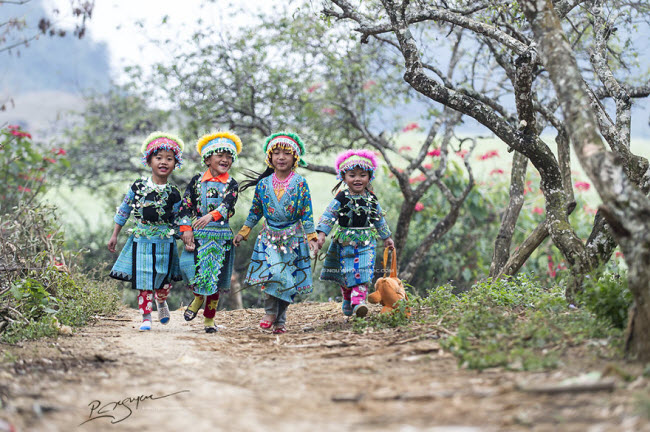 Vào dịp Tết, những đứa trẻ thường diện những trang phục mới theo phong cách truyền thống của dân tộc Mông.
