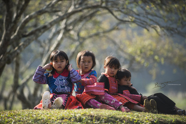 Các bé gái trong trang phục truyền thống của dân tộc Mông, trông rất hồn nhiên và đáng yêu.
