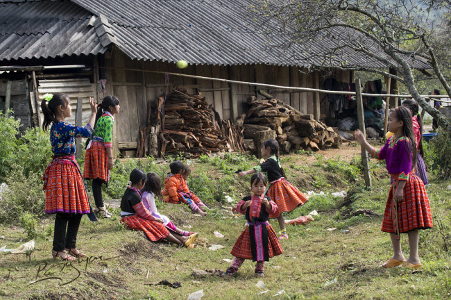 Vào dịp Tết, trẻ em dân tộc Mông thường chơi những trò truyền thống như con quay hay ném bóng.
