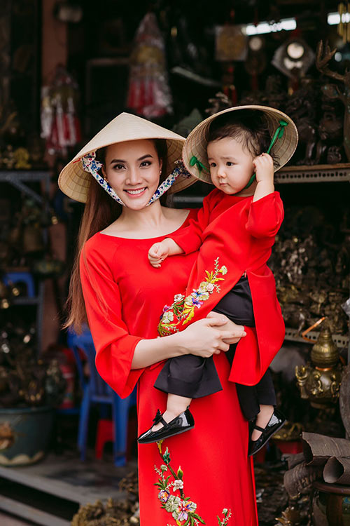 Tết này, không sang chảnh hàng hiệu, sao Việt chỉ thích cho con diện áo dài truyền thống - 8